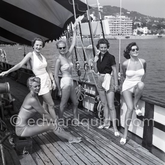 British fashion models cruising along the Côte d\'Azur on board the yacht Bonaventura. Cannes 1955. - Photo by Edward Quinn