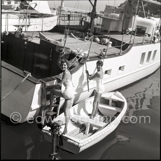 Fashion models cruising along the Côte d\'Azur on board the yacht Vacation I. Monaco 1955. - Photo by Edward Quinn