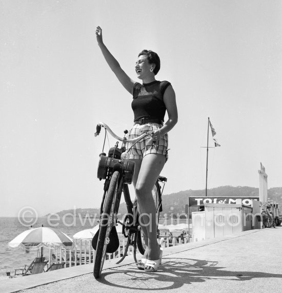 English fashion model with Vélosolex. Cannes 1951. - Photo by Edward Quinn