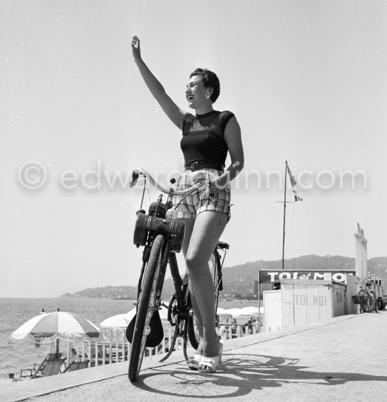 English fashion model with Vélosolex. Cannes 1951. - Photo by Edward Quinn