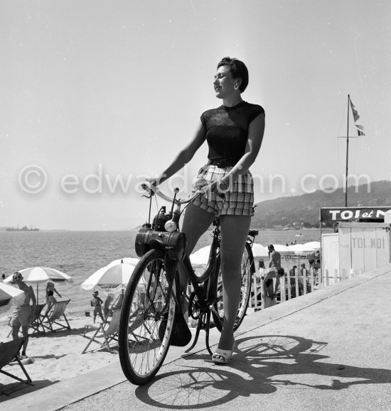 English fashion model with Vélosolex. Cannes 1951. - Photo by Edward Quinn