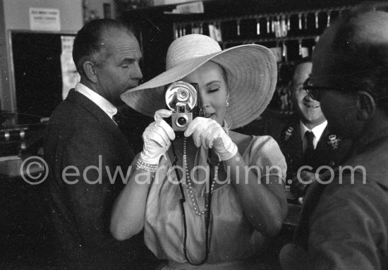 Zsa Zsa Gabor with a Kodak Starflash, her current boyfriend, millionaire Hal Hayes on the left. Cannes 1959. - Photo by Edward Quinn