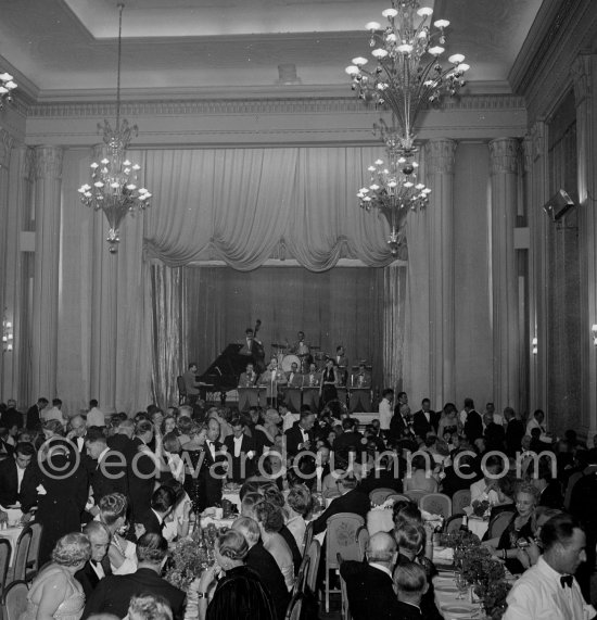 New Year’s Eve dinner. Monte Carlo 1953. - Photo by Edward Quinn