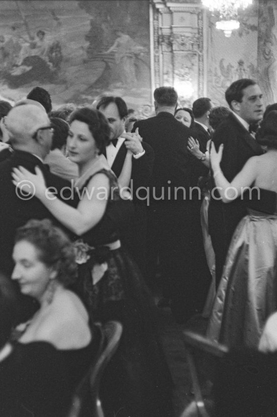 New Year\'s Eve gala at Hôtel de Paris. Monte Carlo 1956. - Photo by Edward Quinn