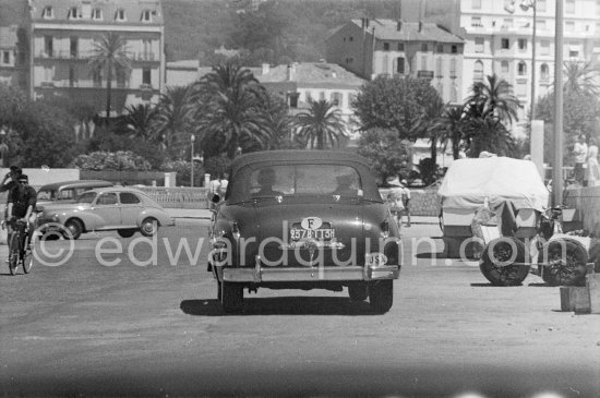 Greta Garbo. Cannes 1953. Car: De Soto Custom Convertible 1950. - Photo by Edward Quinn