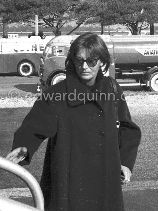 Greta Garbo who always tried to avoid reporters, arriving at Nice Airport 1956. - Photo by Edward Quinn