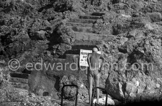 Greta Garbo at her Villa The Rock; going down to her swimming place. Cap d’Ail 1959. - Photo by Edward Quinn