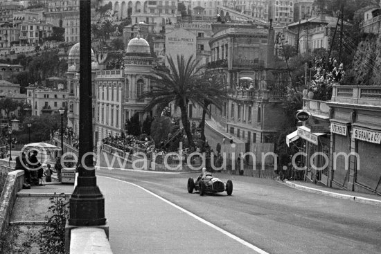 Luigi Villoresi, Ferrari 125 N° 38 on the climb up the Beau Rivage. Monaco Grand Prix 1950. - Photo by Edward Quinn