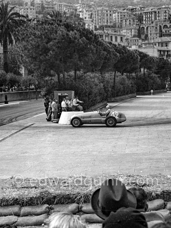 Raymond Sommer, (42) Ferrari 125. The bend at the Gazomètre. Monaco Grand Prix 1950. - Photo by Edward Quinn