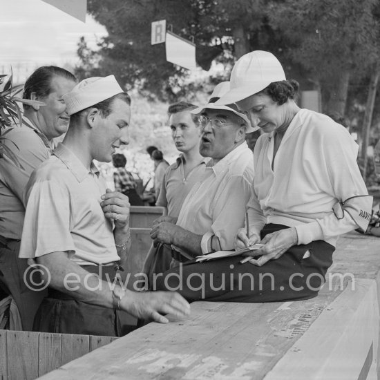 Stirling Moss, behintd him Anthony Hume, his father Alfred and Elsie Wisdom, wife of Tommy Wisdom. Monaco Grand Prix 1952, transformed into a race for sports cars. This was a two day event, the Sunday for the up to 2 litres (Prix de Monte Carlo), the Monday for the bigger engines, (Monaco Grand Prix). - Photo by Edward Quinn