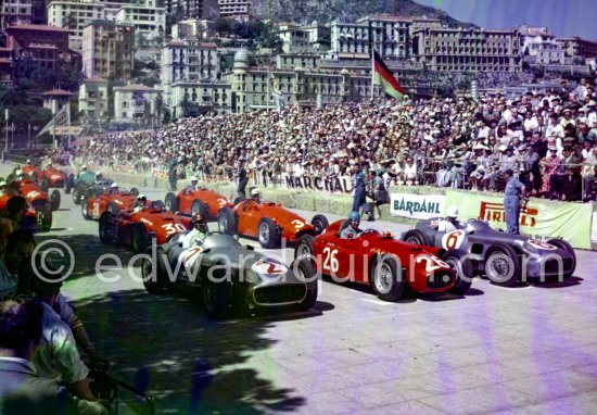 Fangio, (2) Mercedes-Benz W196, Ascari, (26) Lancia D50, Moss, (6) Mercedes-Benz W196, Castellotti, (30) Lancia D50, Behra, (34) Maserati 250F, Villoresi, (28) Lancia D50, Musso, (38) Maserati 250F, Trintignant, (44) Ferrari 625. Monaco Grand Prix 1955.

nur 3 Gänge (Grimaldi p.178) - Photo by Edward Quinn