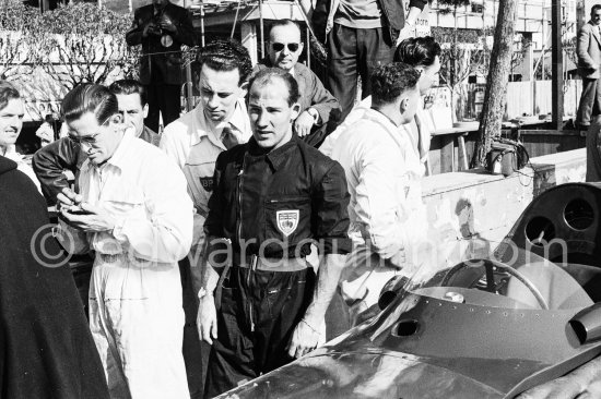 Stirling Moss and a Vanwall mechanics. N° 18 Vanwall VW3/V4. Monaco Grand Prix 1957. - Photo by Edward Quinn