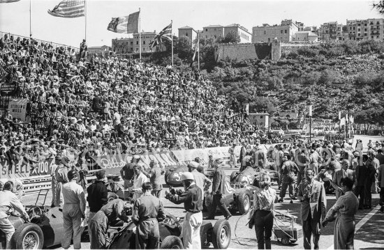 Starting grid in front of Tribune Quai Albert-1er. Carlos Mediteguy, (36) Maserati 250F, Harry Schell, (38), Maserati 250F, Maurice Trintignant, (30) Ferrari-Lancia, Wolfgang von Trips, (24) Ferrari 80I, Masten Gregory, (2) Maserati 250F. Monaco Grand Prix 1955. - Photo by Edward Quinn