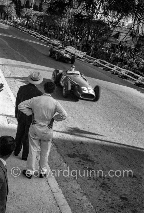 Juan Manuel Fangio, Maserati 250F N° 32, and Wolfgang von Trips, Ferrari 801 N° 24. With white hat Tony Vandervell, founder of the Vanwall Formula 1 racing team. Monaco Grand Prix 1957. - Photo by Edward Quinn