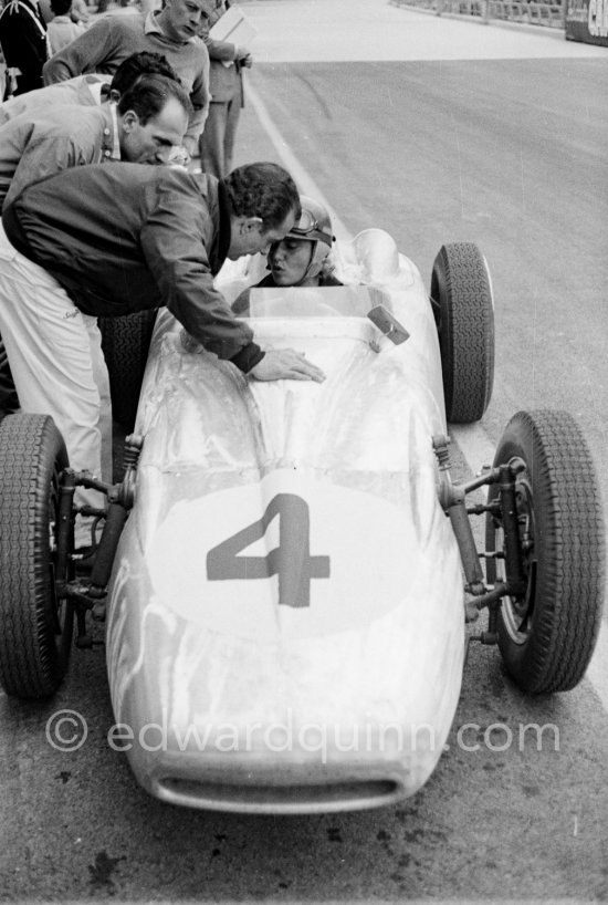 Maria Teresa de Filippis, (4) RSK-based Porsche Special FII with Italian body ("Behra-Porsche"), didn\'t qualify for the race. On left Jean Behra, the Frenchman with a plastic ear, a reminder of an earlier accident. Monaco Grand Prix 1959. - Photo by Edward Quinn