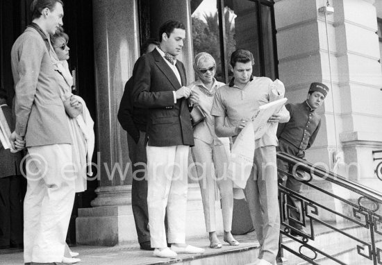 Gunther Sachs and friends. Hotel de Paris. Monaco Grand Prix 1959. - Photo by Edward Quinn