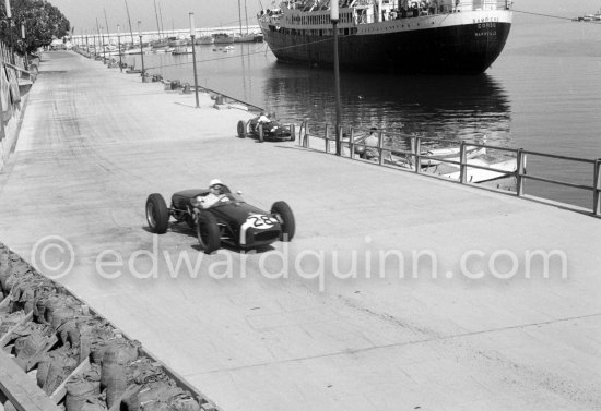 Training session. Stirling Moss, winner, (28) Lotus 18. On the right Joakim Bonnier's N° 2 B.R.M. P48. Monaco Grand Prix 1960. - Photo by Edward Quinn