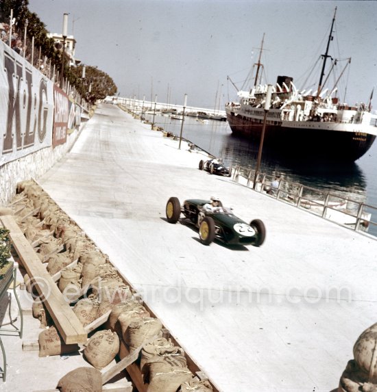 Training session. Innes Ireland, (22) Lotus 18, on right Joakim Bonnier\'s N° 2 B.R.M. P48. Monaco Grand Prix 1960. - Photo by Edward Quinn