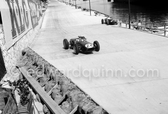 Training session. Innes Ireland, (22) Lotus 18, on right Joakim Bonnier\'s N° 2 B.R.M. P48. Monaco Grand Prix 1960. - Photo by Edward Quinn