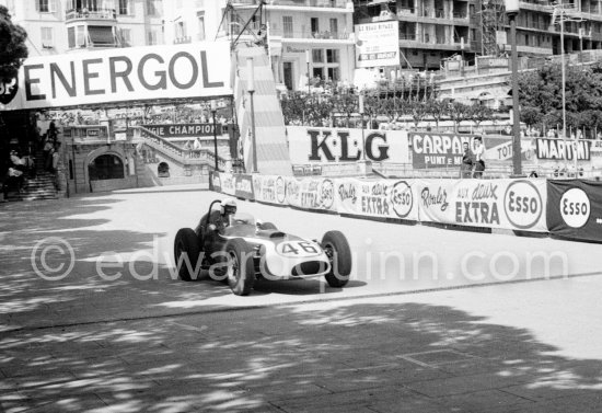 Training sessions: Driver and chief mechanic Chuck Daigh, (46) Scarab. The Scarabs were not able to put up good speeds and didn\'t quality for the race. Monaco Grand Prix 1960. - Photo by Edward Quinn