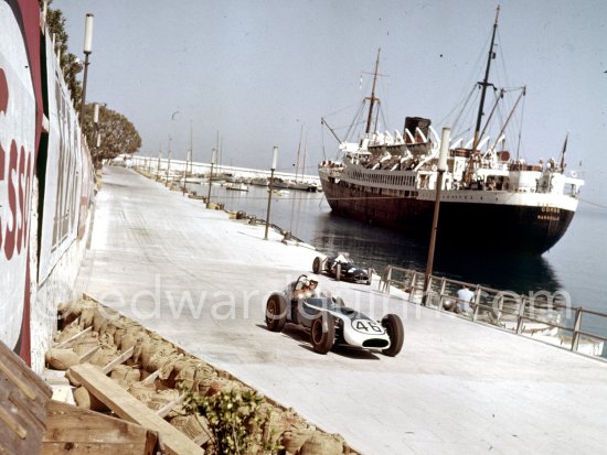 Training sessions: Driver and chief mechanic Chuck Daigh, (46) Scarab. The Scarabs were not able to put up good speeds and didn\'t quality for the race. Monaco Grand Prix 1960. - Photo by Edward Quinn