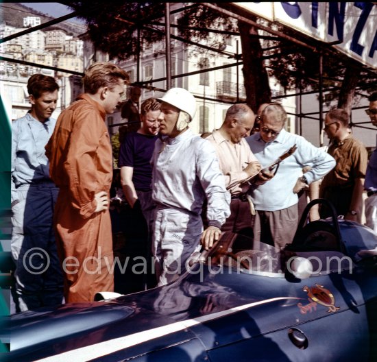 The Scarabs were disappointingly slow and to find out if it was the driver or the car, Reventlow (left) let Stirling Moss try one. He did a better time but it would not have been enough to qualify. Monaco Grand Prix 1960. - Photo by Edward Quinn