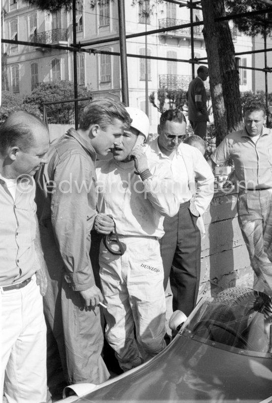 The Scarabs were disappointingly slow and to find out if it was the driver or the car, Reventlow (left) let Stirling Moss try one. He did a better time but it would not have been enough to qualify. Monaco Grand Prix 1960. - Photo by Edward Quinn