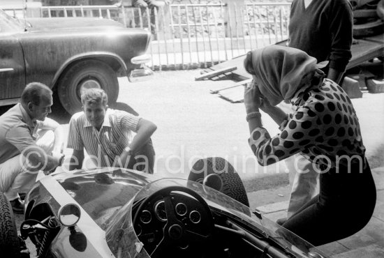 Jill St. John taking photos of her husband Lance Reventlow, son of Barbara Hutton and driver and chief mechanic Chuck Daigh and the nose of Joakim Bonnier\'s Cooper. Monaco Grand Prix 1960. - Photo by Edward Quinn