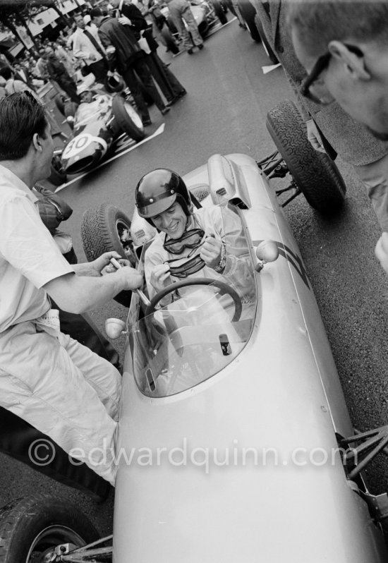 Dan Gurney, (4) Porsche F1-804. Maurice Trintignant, (30) Lotus 24. Monaco Grand Prix 1962. - Photo by Edward Quinn