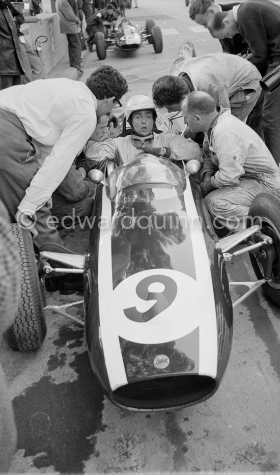 Phil Hill, (9) Cooper T73, discussing with mechanics. Monaco Grand Prix 1964. - Photo by Edward Quinn