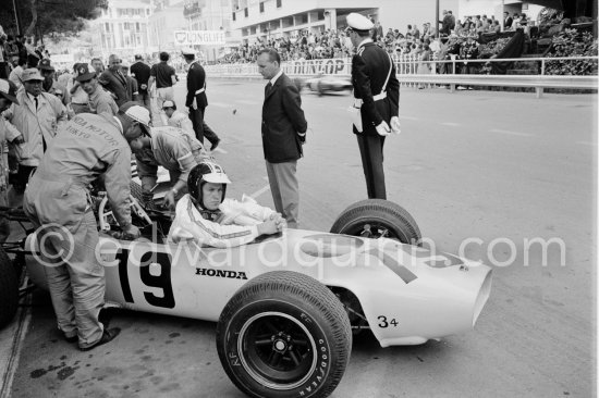 Ronnie Bucknum, (19) Honda RA272. Monaco Grand Prix 1965. - Photo by Edward Quinn