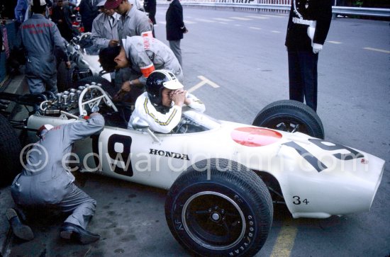 Ronnie Bucknum, (19) Honda RA272. Monaco Grand Prix 1965. - Photo by Edward Quinn