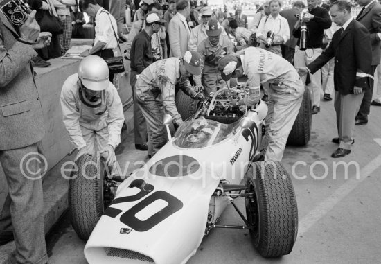 Richie Ginther, (20) Honda RA272. Monaco Grand Prix 1965. - Photo by Edward Quinn