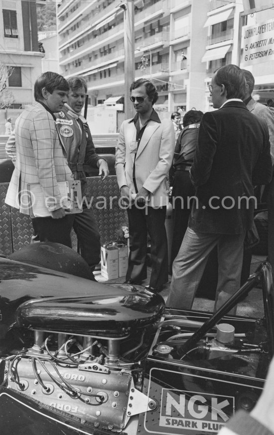 King Gustav of Sweden, came to watch the trial runs in the pits, where he met Swedish driver Ronnie Peterson. Monaco Grand Prix 1978. - Photo by Edward Quinn