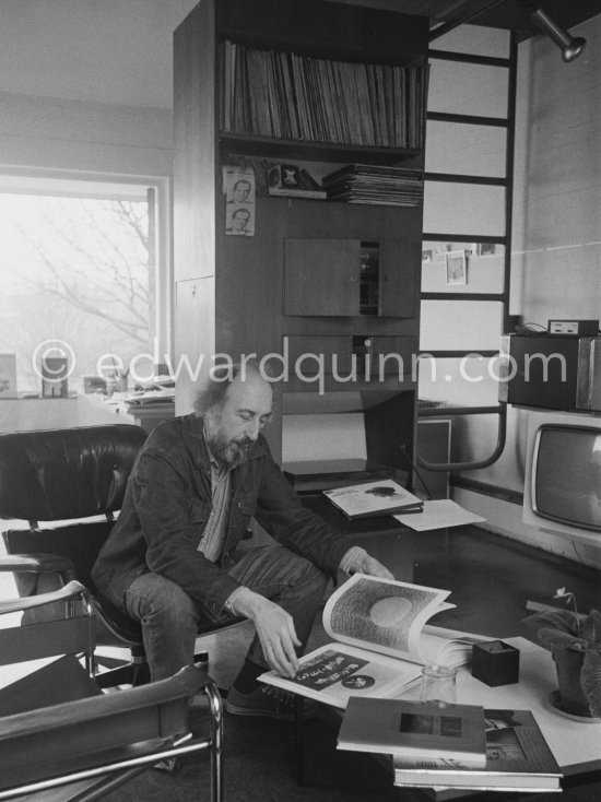 Richard Hamilton, "Inventor of Pop Art" at his studio. London 1977. - Photo by Edward Quinn