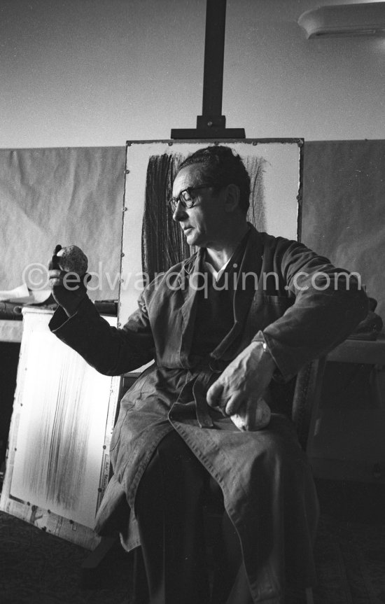 Hans Hartung at his apartment, Promenade des Anglais, Nice 1961. - Photo by Edward Quinn