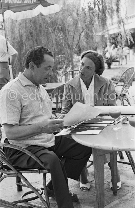 The painter Hans Hartung and his wife Anna-Eva Bergman viewing photos Edward Quinn took of them. Vence 1961. - Photo by Edward Quinn