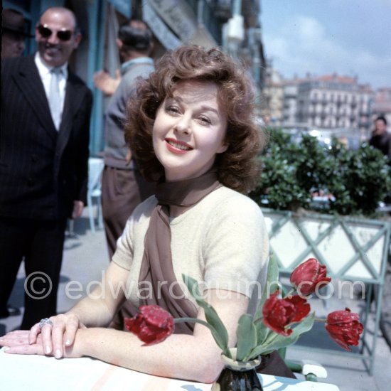 Susan Hayward "added plenty of sparkle to the Festival. Simplicity of her clothes stunned other beauties - but not photographers" as US-magazine "Movieland" writes. Cannes Festival 1956. - Photo by Edward Quinn