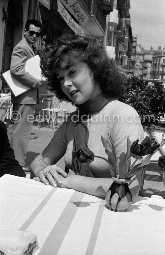 Susan Hayward "added plenty of sparkle to the Festival. Simplicity of her clothes stunned other beauties - but not photographers" as US-magazine "Movieland" writes. Cannes Festival 1956. - Photo by Edward Quinn