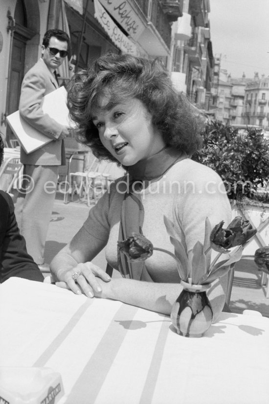 Susan Hayward "added plenty of sparkle to the Festival. Simplicity of her clothes stunned other beauties - but not photographers" as US-magazine "Movieland" writes. Cannes Festival 1956. - Photo by Edward Quinn