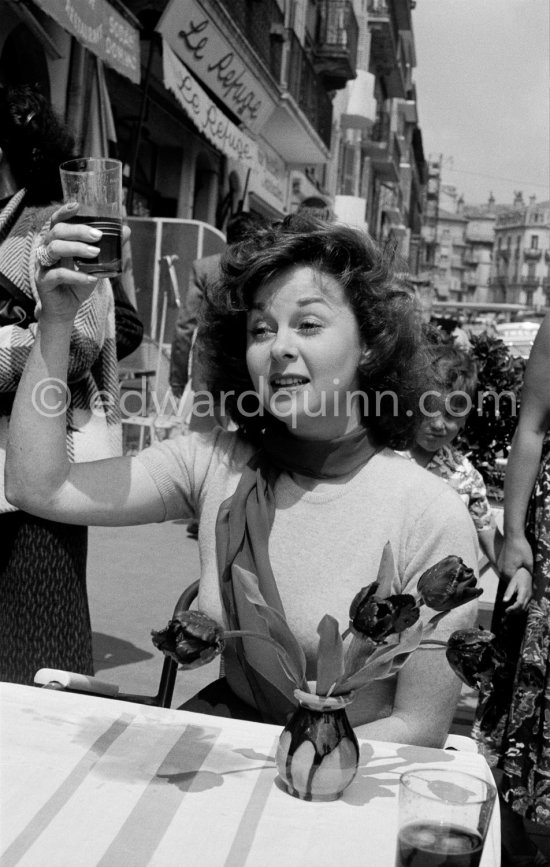 Susan Hayward "added plenty of sparkle to the Festival. Simplicity of her clothes stunned other beauties - but not photographers" as US-magazine "Movieland" writes. Cannes Festival 1956. - Photo by Edward Quinn