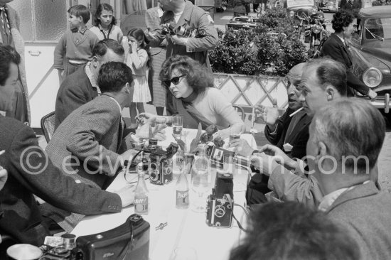 Susan Hayward "added plenty of sparkle to the Festival. Simplicity of her clothes stunned other beauties - but not photographers" as US-magazine "Movieland" writes. Cannes Festival 1956. - Photo by Edward Quinn