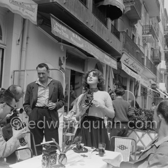 Susan Hayward "added plenty of sparkle to the Festival. Simplicity of her clothes stunned other beauties - but not photographers" as US-magazine "Movieland" writes. Cannes Festival 1956. - Photo by Edward Quinn