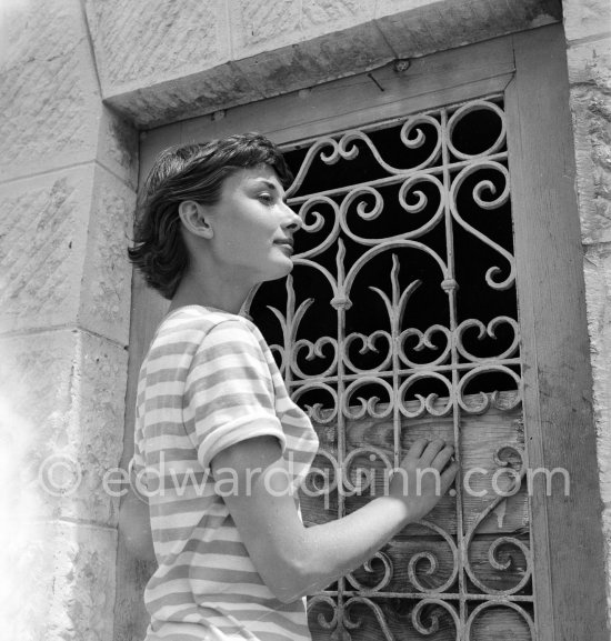 Audrey Hepburn in Monaco for the film "Monte Carlo Baby". She was at the beginning of her career and willingly posed for the photographer. Monaco 1951. - Photo by Edward Quinn