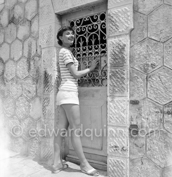 Audrey Hepburn in Monaco for the film "Monte Carlo Baby". She was at the beginning of her career and willingly posed for the photographer. Monaco 1951. - Photo by Edward Quinn