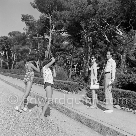 Two enthusiastic girls at Eden Roc taking photographs of Audrey Hepburn and her husband Mel Ferrer. Cap d’Antibes 1956. - Photo by Edward Quinn
