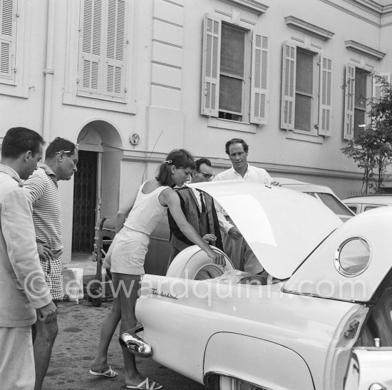 Audrey Hepburn and husband Mel Ferrer. Eden Roc Hotel, Cap d\'Antibes 1956. Car: Ford Thunderbird Hardtop with portholes. 1956 (spare wheel outside) - Photo by Edward Quinn