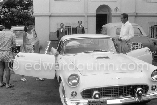 Audrey Hepburn and husband Mel Ferrer. Eden Roc Hotel, Cap d\'Antibes 1956. Car: Ford Thunderbird Hardtop with portholes. 1956, 202 Ps, 3151$ (spare wheel outside) - Photo by Edward Quinn