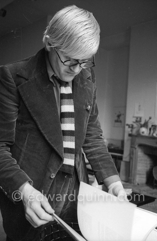 David Hockney viewing the book "Picasso de Draeger" by Edward Quinn. Paris 1975. - Photo by Edward Quinn