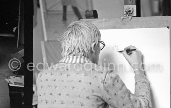 David Hockney drawing "Carlos", Paris 1975. - Photo by Edward Quinn